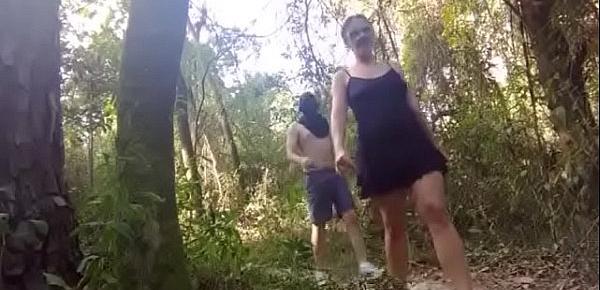  Cặp đôi sinh viên chịch nhau trong rừng trong buổi dã ngoại